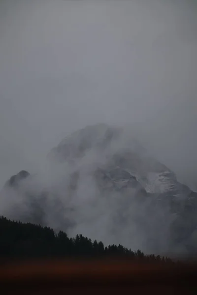 Вид Повітря Гірський Пейзаж Оточенні Хмар — стокове фото