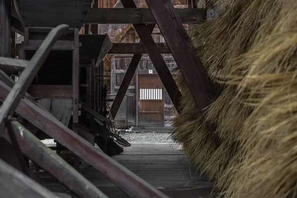 Japonya 'nın tarihi Shirakawa-go ve Gokayama köylerinde samanla dolu ahşap bir kulübede.