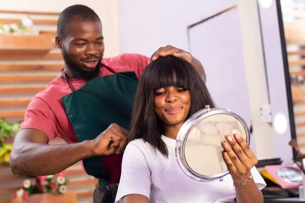 Nigerian Hairdresser Working Woman Hair Salon — Stock Photo, Image