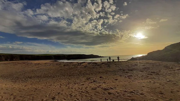 Silhuetter Människor Stranden Färgglada Solnedgång Himlen Avstånd — Stockfoto