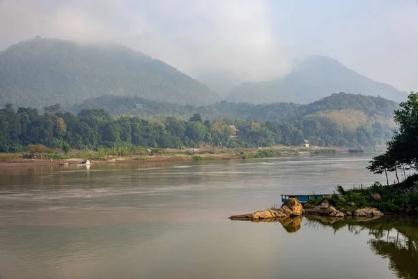 Belo Tiro Rio Mekong Com Barco Flutuante Perto Montanhas Luang — Fotografia de Stock