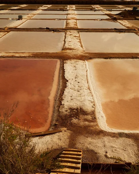 Een Verticaal Schot Van Faro Zoutvlaktes Waar Zeezout Wordt Gemaakt — Stockfoto
