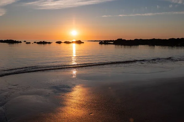 Güneşin Rengarenk Günbatımı Gökyüzü Islak Kumsaldan Görünen Denizin Üzerinde Parlıyor — Stok fotoğraf
