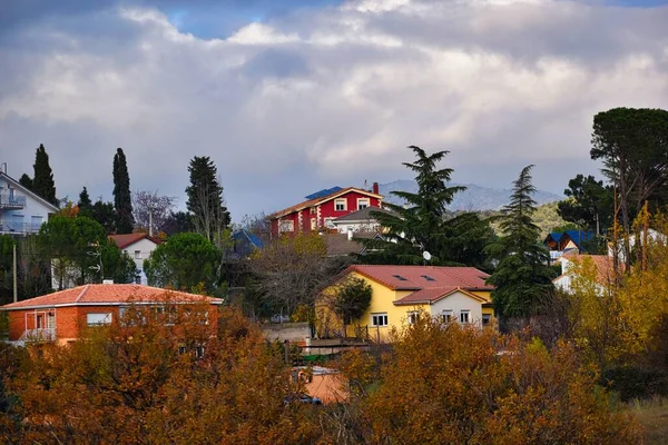 Urzekające Ujęcie Robledo Chavela Domów Jednorodzinnych Wśród Drzew Madrycie Hiszpania — Zdjęcie stockowe
