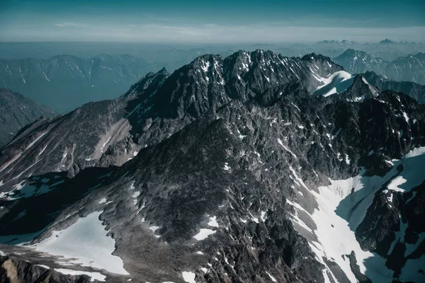 Eine Malerische Aufnahme Der Schneebedeckten Gipfel Gegen Den Blauen Himmel — Stockfoto