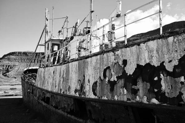 Снимок Старой Лодки Серой Гамме Пляже — стоковое фото