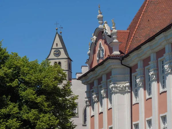 ドイツ バーデン ヴュルテンベルク州メErsburg聖母マリア訪問教区教会と新城の眺め — ストック写真