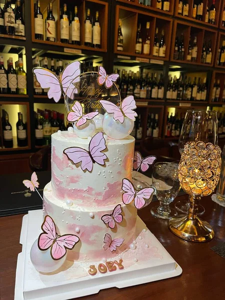 Vertikal Bild Födelsedag Två Nivåer Vanilj Tårta Dekorerad Med Rosa — Stockfoto