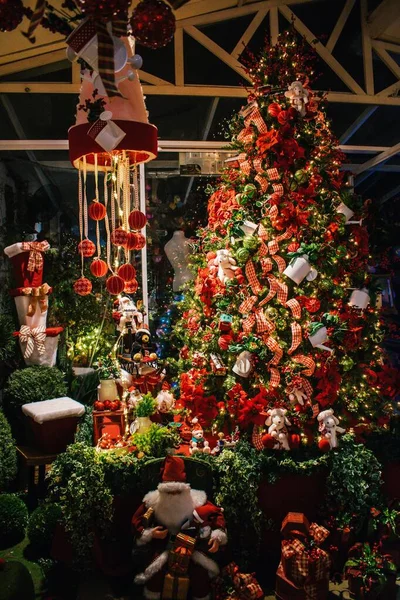 Güzel dekore edilmiş bir Noel ağacı ve dekorasyonun dikey çekimi.