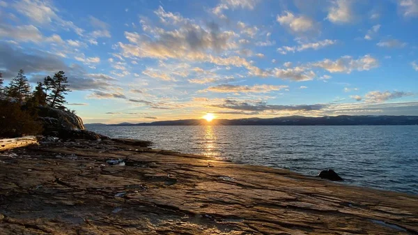 Gölün Ufuktaki Dağların Üzerinde Güneşin Doğuşunun Güzel Bir Manzarası — Stok fotoğraf