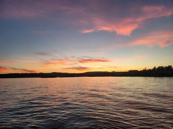 Красивое Озеро Видом Лес Закатом Неба — стоковое фото