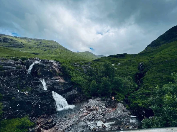 Krásný Záběr Glencoe Vodopád Obklopen Horami — Stock fotografie