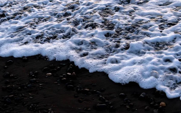 ビーチで海の水の美しい閉鎖 — ストック写真