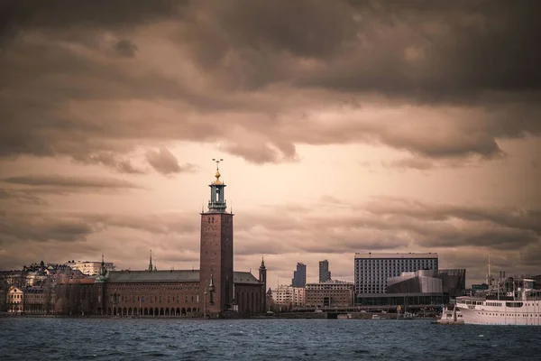 Vista Del Municipio Stoccolma Dal Mare Sotto Cielo Nuvoloso Drammatico — Foto Stock