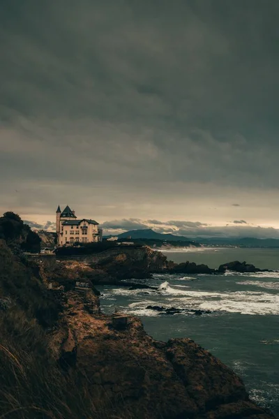 Vertikal Bild Den Steniga Vackra Stranden Biarritz Baskien — Stockfoto
