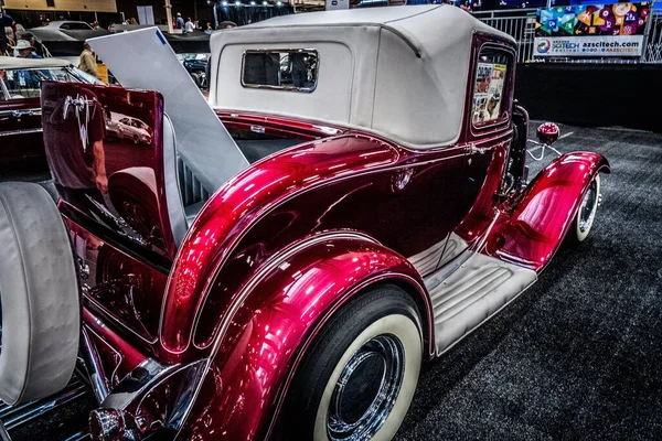 亚利桑那州斯科茨代尔市的巴雷特 杰克逊拍卖行展出了一辆豪华老式汽车 — 图库照片