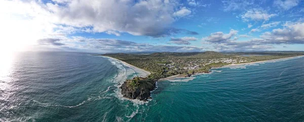 Vzdušný Výhled Tropické Pobřeží Velkého Ostrova Krásnými Lagunami Proti Zatažené — Stock fotografie