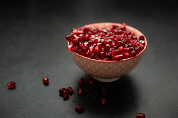 Крупный План Чаши Красного Граната Сочные Семена Семенами Граната Вокруг — стоковое фото