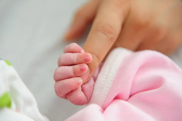 Närbild Baby Som Håller Pekfingret Sin Mor — Stockfoto