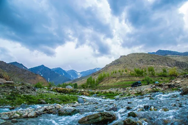 Una Vista Del Paisaje Del Río Con Montañas Fondo Contra — Foto de Stock