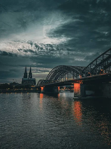 Una Toma Vertical Del Puente Hohenzollern Catedral Colonia Noche Alemania —  Fotos de Stock
