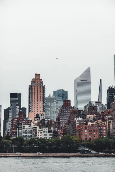 Een Vliegtuig Boven Skyline Van New York — Stockfoto
