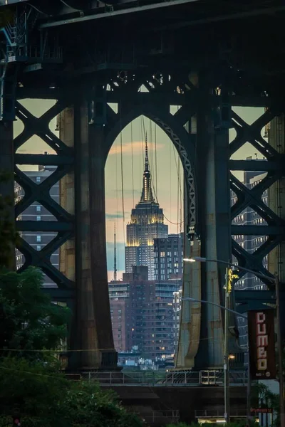 Vertikální Záběr Empire State Building Kovové Konstrukce — Stock fotografie