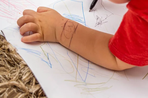 Een Kind Tekening Wit Papier Hand — Stockfoto