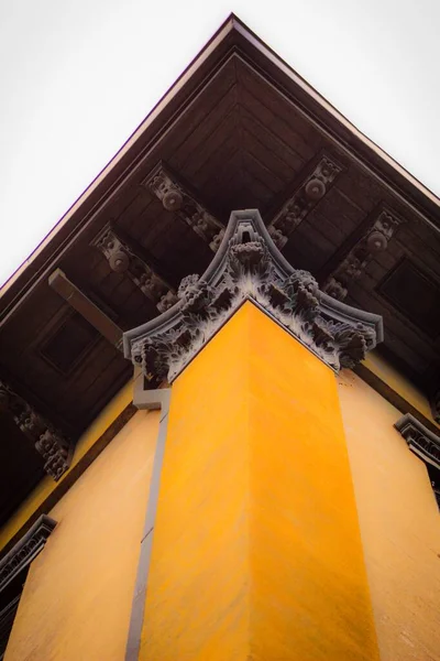 Kącik Pomarańczowego Budynku Eleganckimi Detalami Architektonicznymi — Zdjęcie stockowe