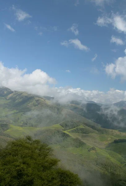 Eine Wunderschöne Landschaft Aus Grünen Tälern Auf Bergen Hinter Nebel — Stockfoto