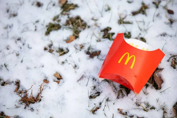 Großaufnahme Eines Mcdonalds Pommes Containers Auf Schneebedecktem Boden — Stockfoto