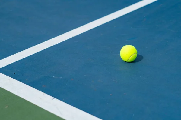 Strzał Bliska Piłki Tenisowej Korcie — Zdjęcie stockowe