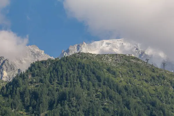 Ein Üppiges Tal Gegen Von Wolken Umgebene Hügel — Stockfoto