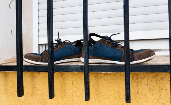 Par Zapatillas Moda Para Hombres Capturados Detrás Una Valla —  Fotos de Stock