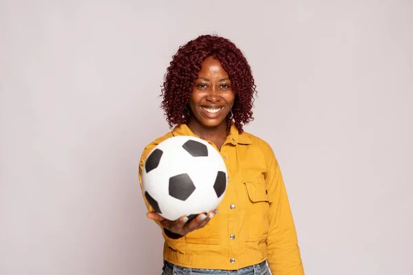 Bonita Senhora Negra Segurando Uma Bola Futebol Sorrindo — Fotografia de Stock