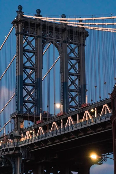 纽约曼哈顿大桥的垂直低角拍摄 日落时分 — 图库照片