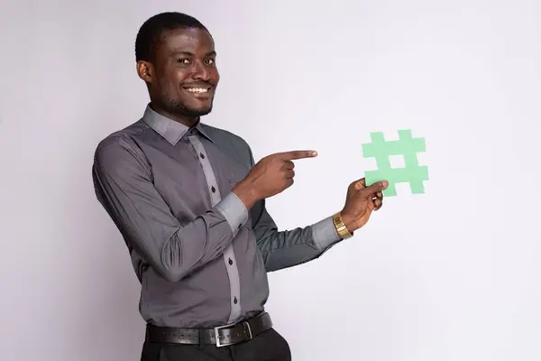 Africký Podnikatel Držící Symbol Hash Tag — Stock fotografie