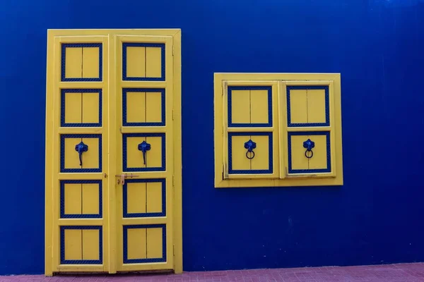 Uma Bela Vista Uma Porta Amarela Janela Parede Azul — Fotografia de Stock