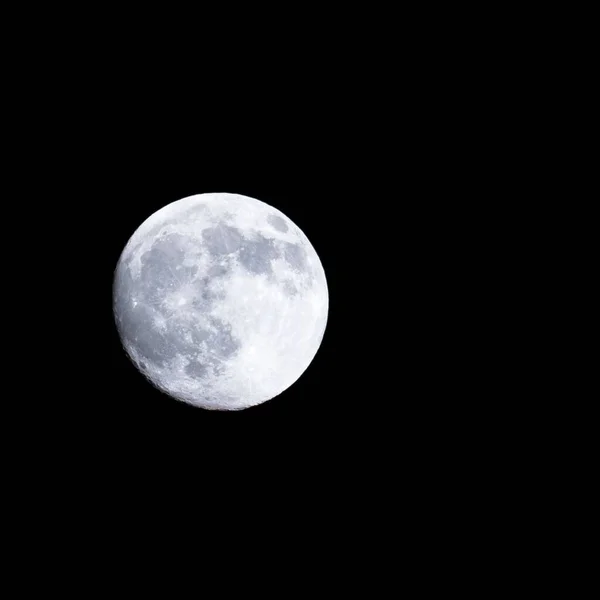 Низький Кут Крупним Планом Знімок Яскравого Місяця Вночі — стокове фото