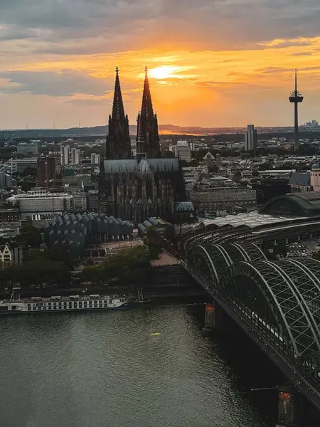 在金色的日出时分 科隆市和莱茵河景观的垂直截图 — 图库照片