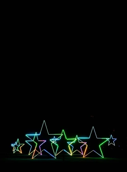 布隆海姆圣诞灯饰小径上明亮的星星的垂直视图 — 图库照片