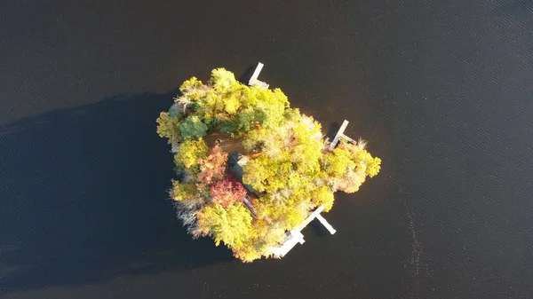 湖の真ん中に浮かぶ小さな島の空中風景 — ストック写真