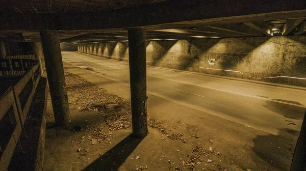 一个没有车的空车隧道看来被遗弃了 — 图库照片