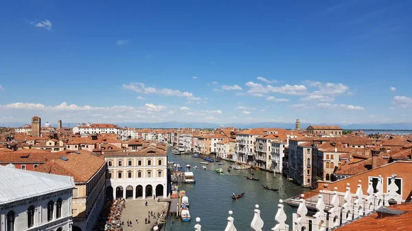 Прекрасный Вид Красные Крыши Зданий Канал Венеции Летом — стоковое фото