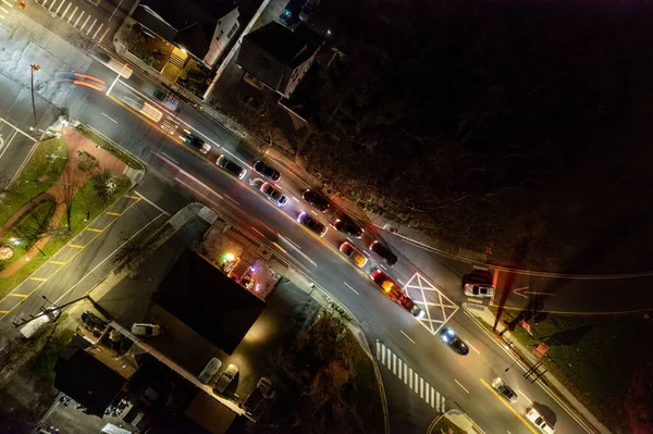 夜间照明道路的鸟瞰图 长期暴露在车灯下 夜间则是街景 — 图库照片