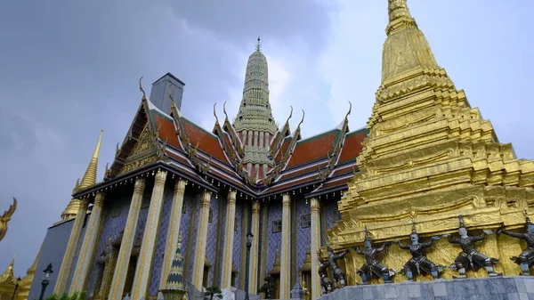在云天背景下的泰国曼谷翡翠佛寺风景 — 图库照片