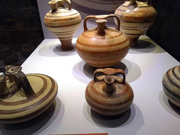 博物館でカラフルなよく保存されたアンティークの陶器の瓶のクローズアップショット — ストック写真