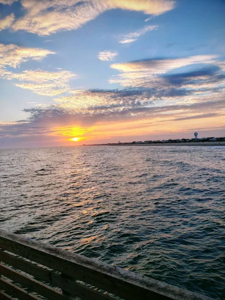 Gün batımında deniz manzarası.