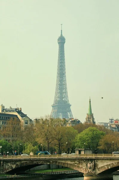 Вертикальний Знімок Історичної Ейфелевої Вежі Туманний День Парижі Франція — стокове фото