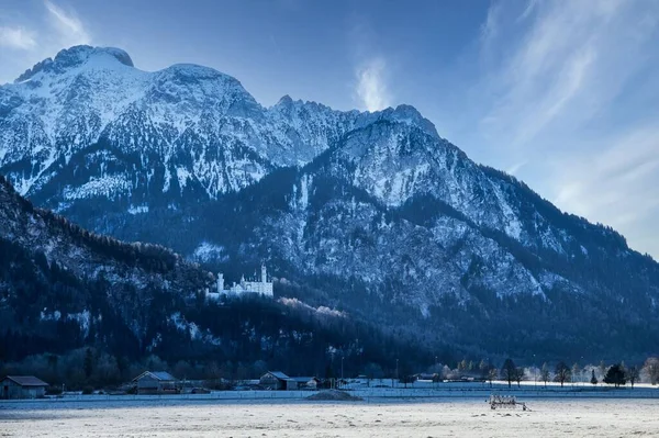 Priveliște Frumoasă Castelului Din Schwangau Germania Sub Munte Imens Zăpadă — Fotografie, imagine de stoc